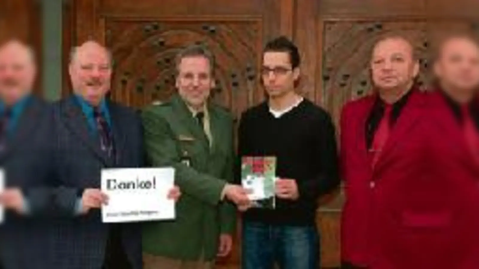 Zeichneten den Zeugen Krunoslav M. (2.v.r.) aus: A. Nagel, Sprecher der Aktion Münchner Fahrgäste, R. Kopp, Polizeivizepräsident, und Josef W., Leiter der Mordkommission (v.l.).  (F.: Polizei)