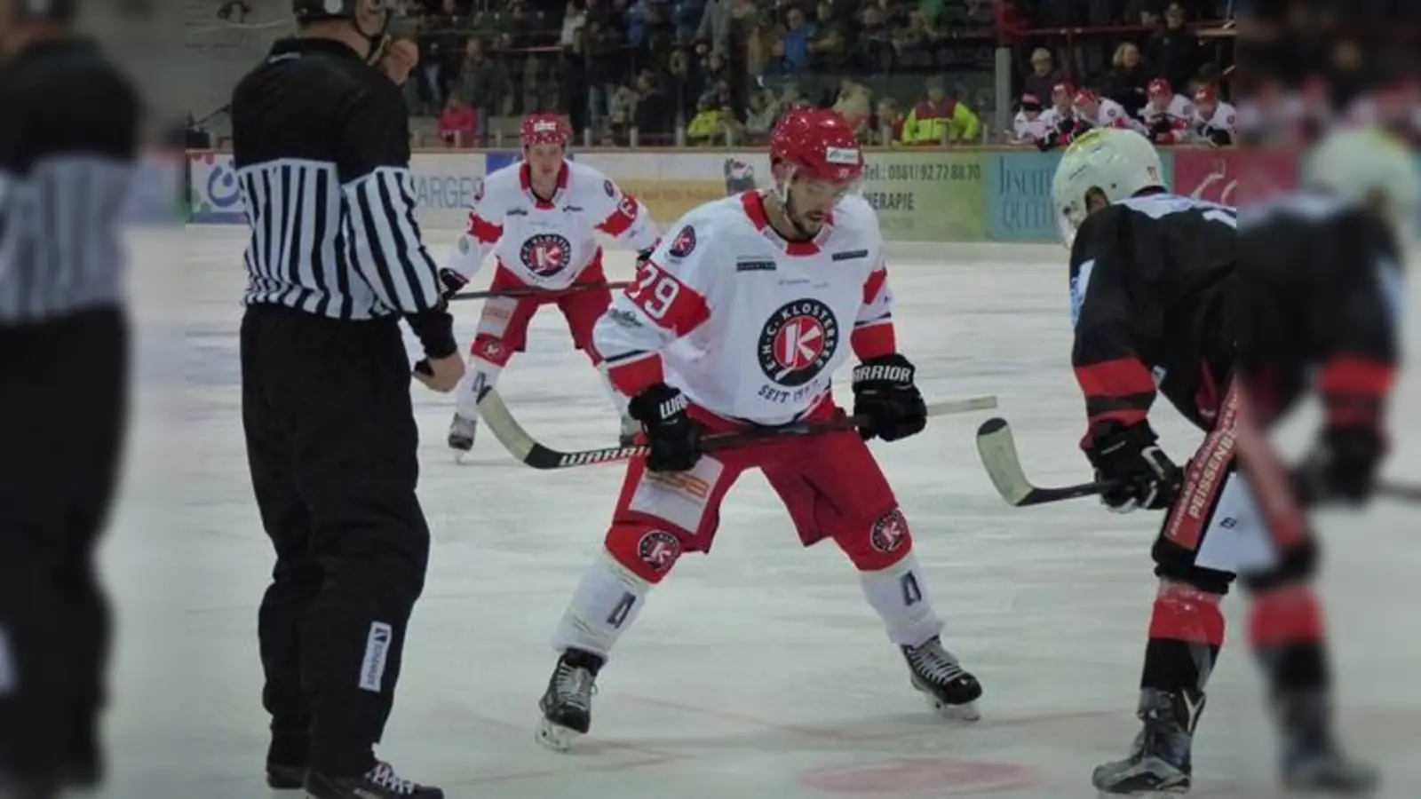 Stürmer Thomas Hummer beim Bully im letzten Auswärtsspiel des EHC Klostersee in Peißenberg. 	 (Foto: smg/CU)
