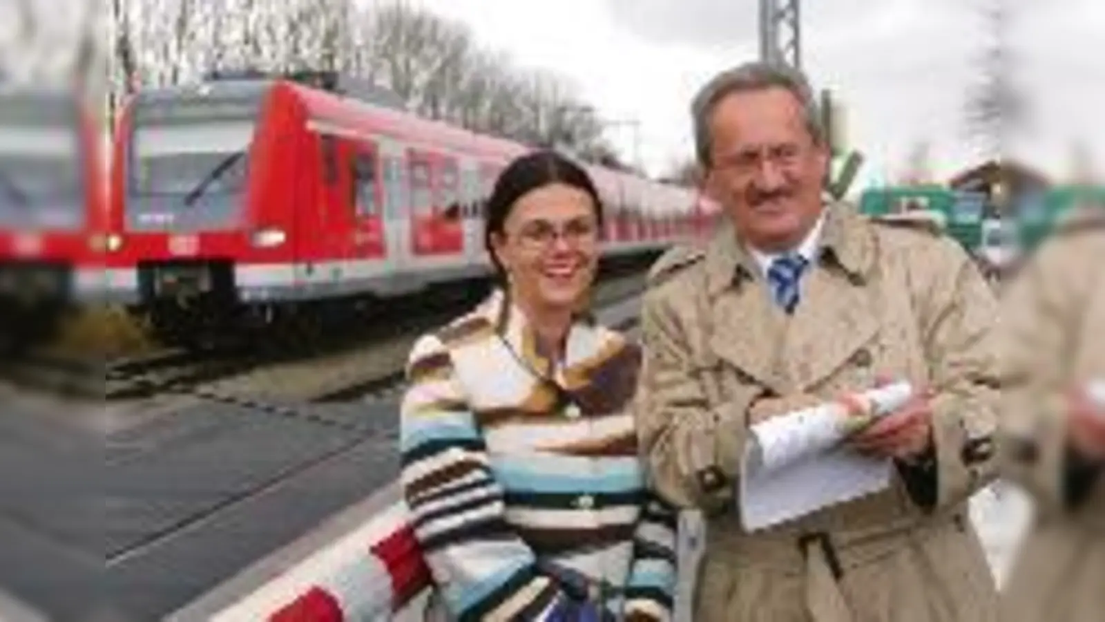 Achtung, Zug fährt ein: Stadtbaurätin Dr. Elisabeth Merk und Oberbürgermeister Christian Ude erläuterten im Regen von Englschalking die Zukunftschancen für die nordöstlichen Stadtbereiche mit der Bahn im  (Tunnel.Foto: ba)