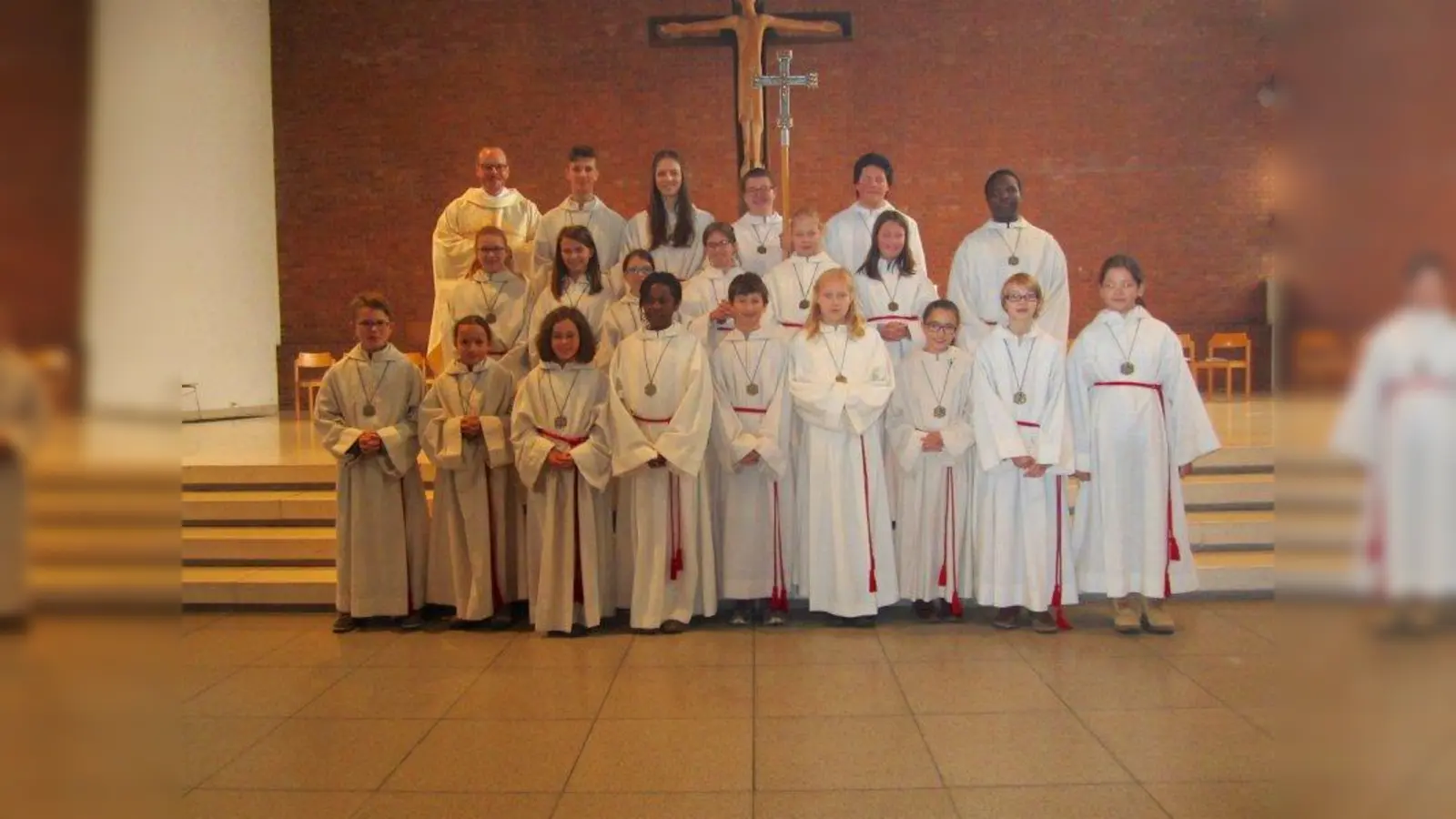 Diese Ministranten unterstützen zukünftig die Gottesdienste und Kirchenfeiern in St. Johannes Bosco. (Foto: Stadtkirche Germering)