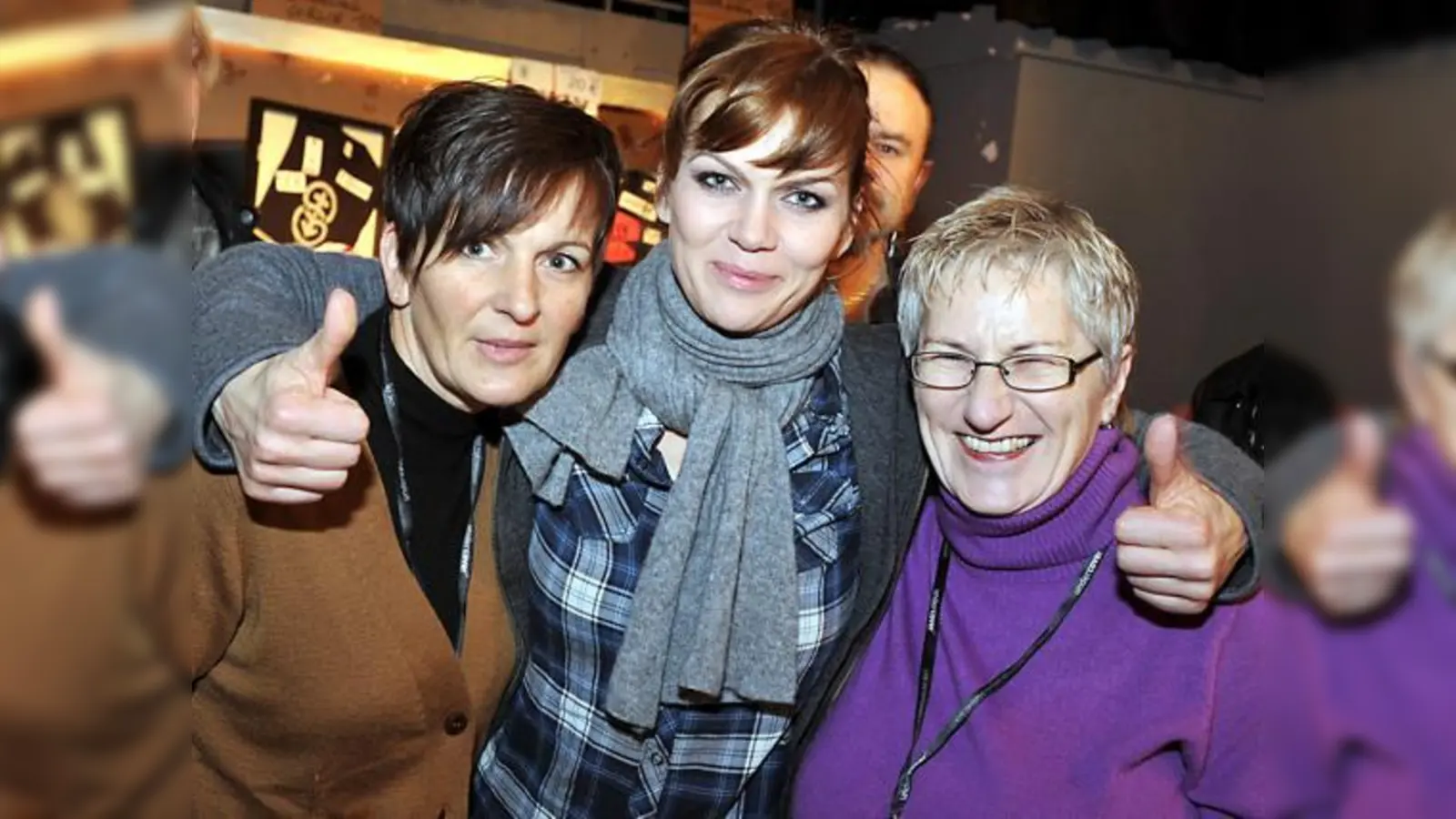 Die Gewinner Wolfgang Braun mit Lebensgefährtin Claudia Bogenrieder (l.) und Robert Moosmann (r.) und Lebensgefährtin Renate Wagner mit Anna Loos (Mitte) und Band dahinter.  (Foto: Schunk)