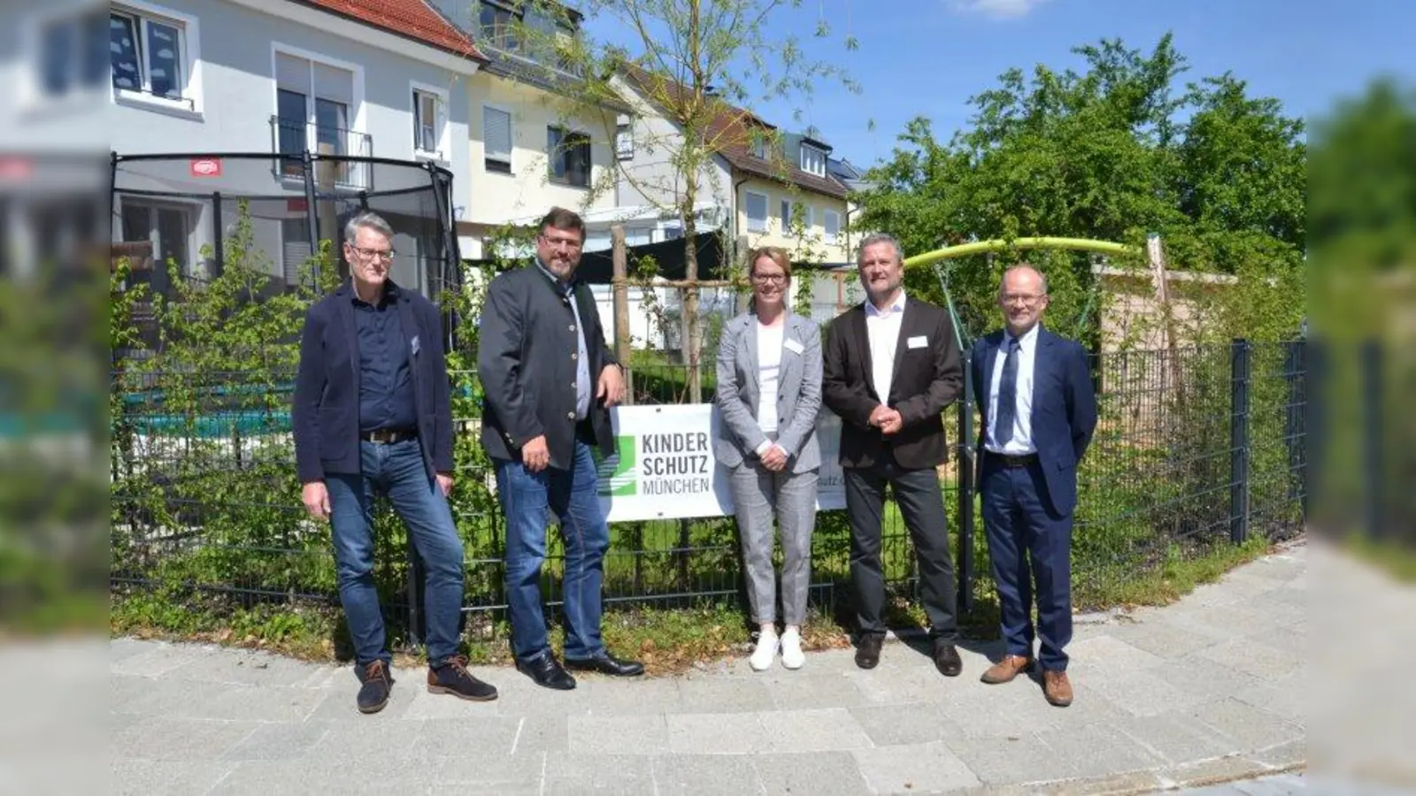 Ingolf Baumgartner (Landratsamt Dachau, Amt für Jugend und Familie), Landrat Stefan Löwl, Dr. Anna Laux und Thomas Melles (Vorstände Kinderschutz e.V.) sowie Stefan Handl (2. Bürgermeister der Gemeinde Karlsfeld). (Foto: Kinderschutz München)