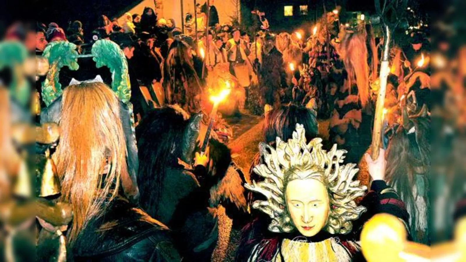 Bei den Kirchseeoner Perchtenläufen herrschte trotz regnerischen Wetters eine tolle Stimmung.	 (Foto: VA)