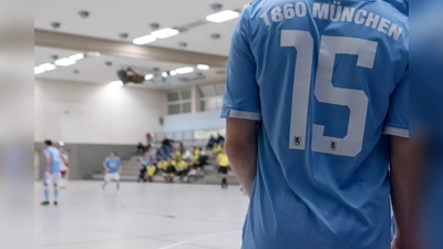 Hallenkick: Amateur-Löwen auf dem Parkett.  (Archivbild: Anne Wild)