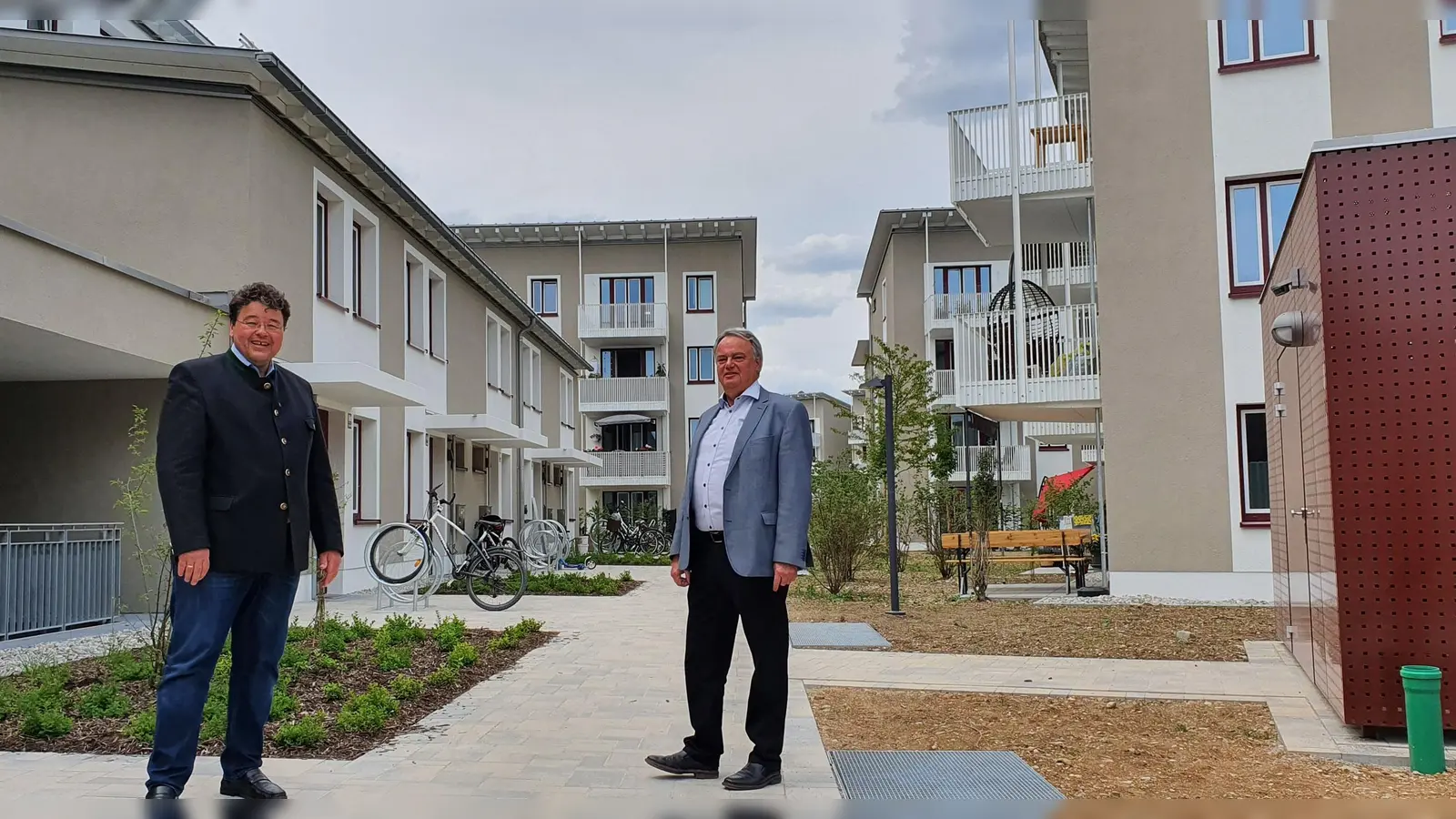 Bürgermeister Thomas Loderer und BML-Geschäftsführer Ulrich Bittner freuen sich über die Fertigstellung des zweiten Bauabschnitts mit 14 Mietwohnungen. (Foto: BML)