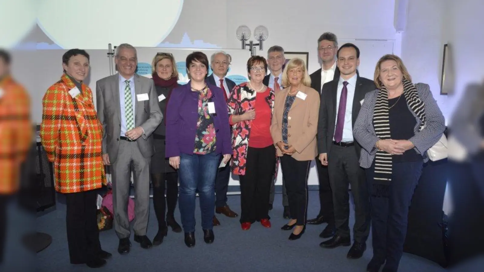 Gemeinsam Bildung gestalten möchten (von links) Stadtschulrätin Beatrix Zurek, leitender Schulamtsdirektor Anton Zenz, die bildungspolitischen Sprecher der Landtagsfraktionen, Dr. Simone Strohmayr (SPD), Anna Toman (Bündnis 90 / Die Grünen), Prof. Dr. Gerhard Waschler (CSU), Matthias Fischbach (FDP), Eva Gottstein (Freie Wähler) und  der MLLV mit Dr. Michael Hoderlein-Rein, Waltraud Lucic und Barbara Mang (Mitte) und Kultusminister Prof. Michael Piazolo. (Foto: MLLV)