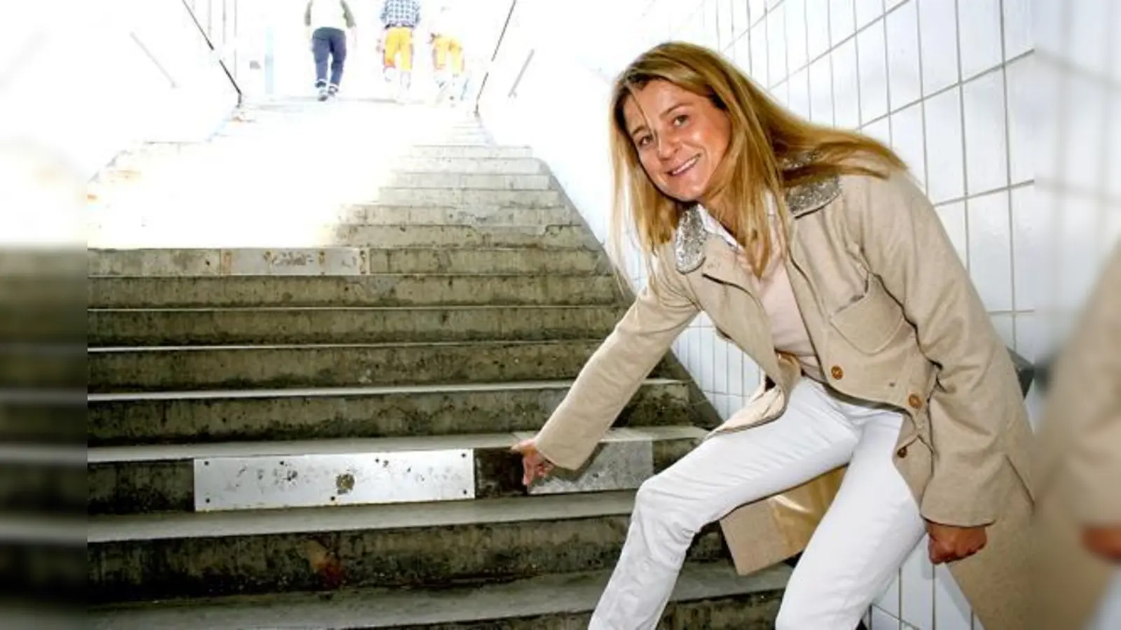 Für dringend sanierungsbedürftig hält Stadträtin Mechthilde Wittmann die alte Bahn-Unterführung am S-Bahnhof Moosach.	 (Foto: ws)