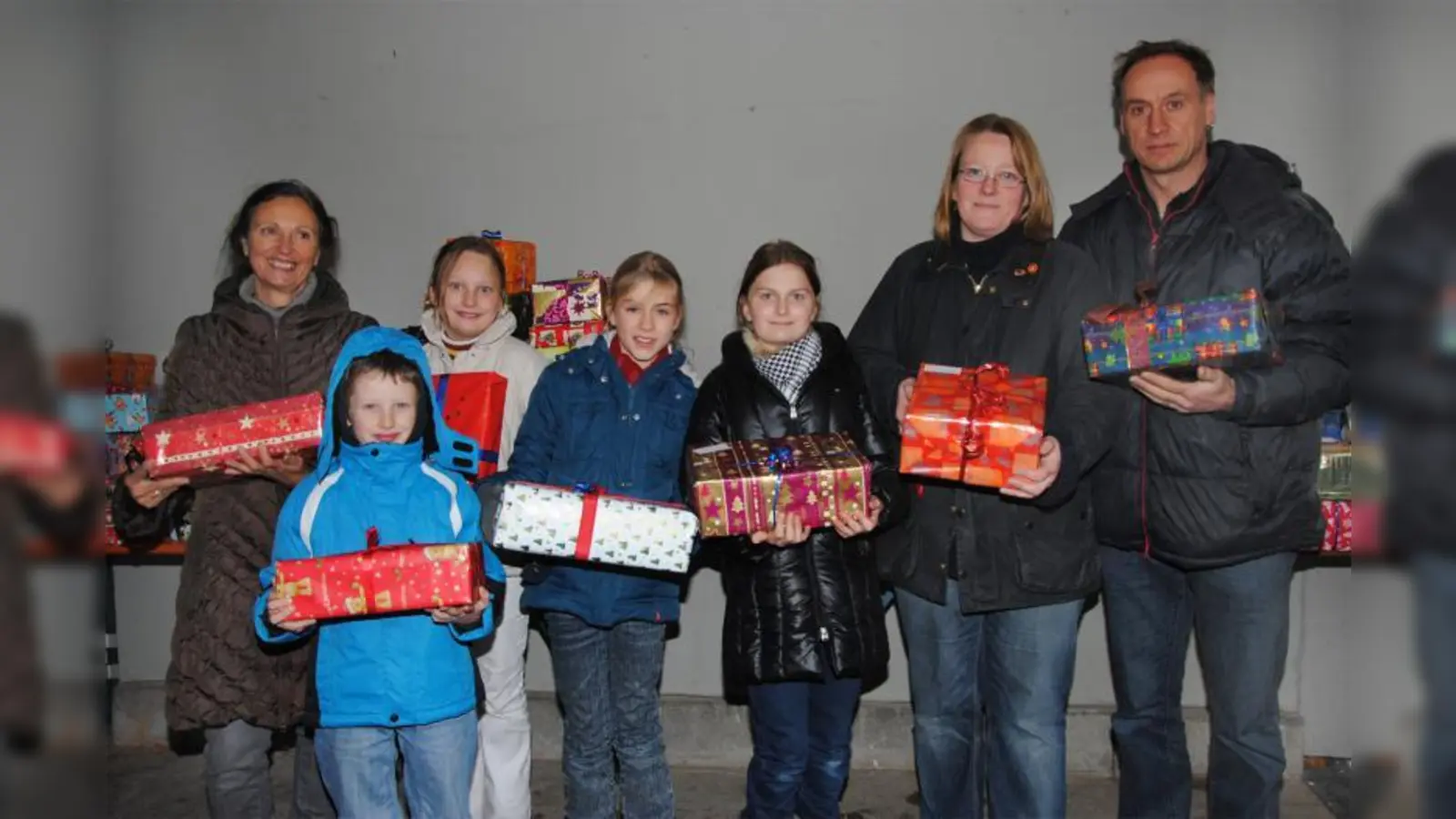 Gemeinsam mit Lehrerin Sieglinde Radl (links) und den Elternbeiräten Margarete Schüppenhauer und Gabriel Laszlo zeigen die Schüler/innen hier die mitgebrachten Päckchen, die sie gleich darauf an die Tafelfamilien verteilen konnten. (Foto: Eva Schraft)