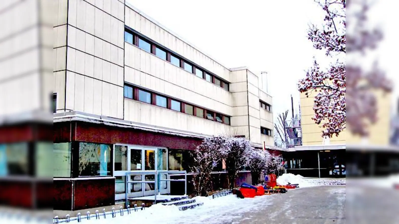 Die Jahnschule ist in die Jahre gekommen und muss abgerissen werden, die Zukunft ist indes wegen Bürgerproteste ungewiss. 	 (Foto: hw)