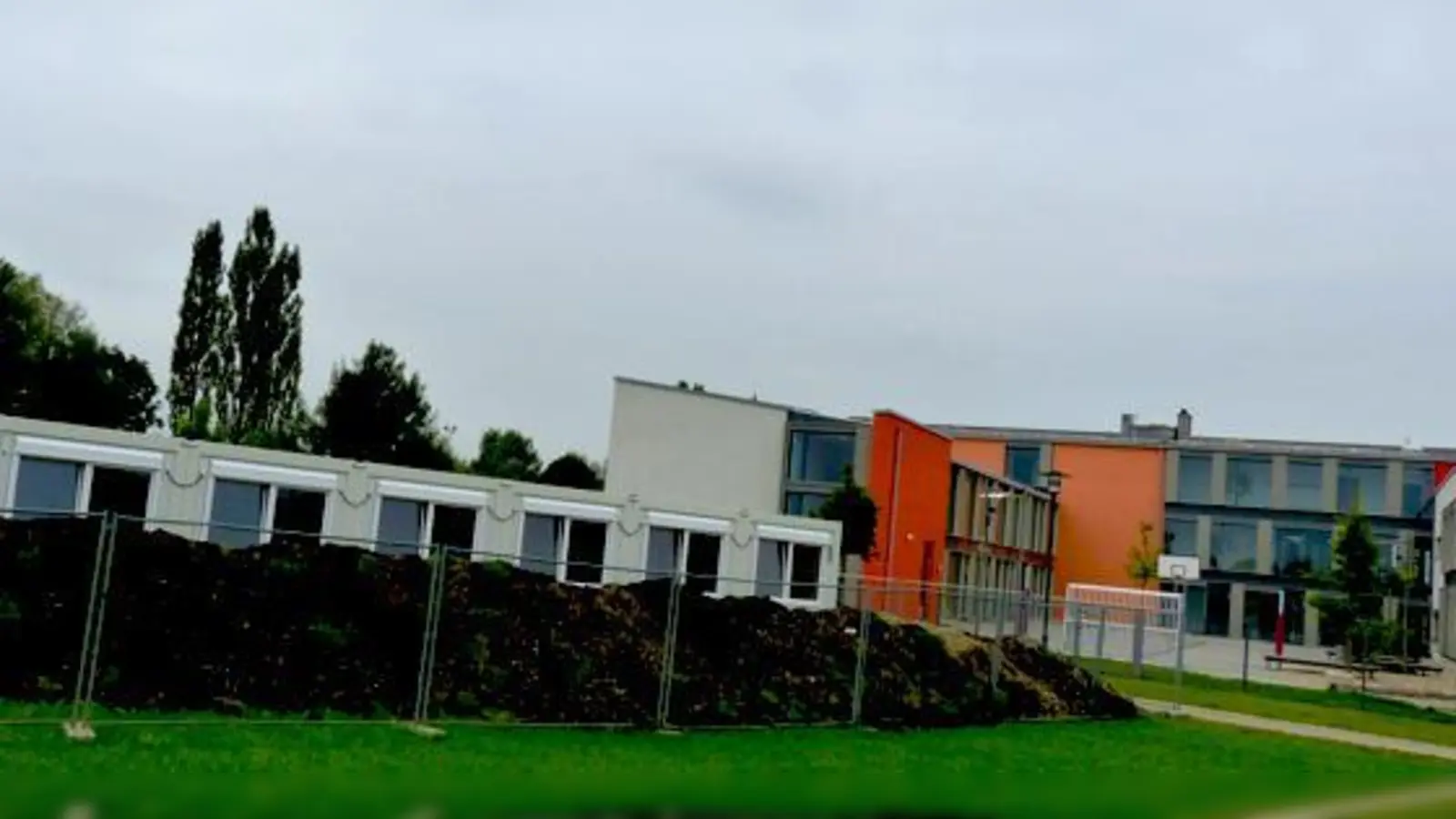 Die neuen Container für die 9 plus 2-Schüler stehen schon.	 (Foto: bb)