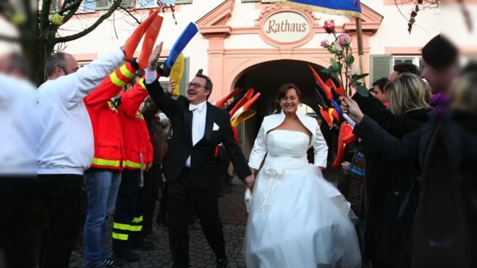 Freunde, Familienangehörige, Faschingsfans und Kameraden der Erdinger Wasserwacht feierten das Brautpaar nach seinem Auszug aus dem Rathaus. 	 (Foto: Wasserwacht Erding)