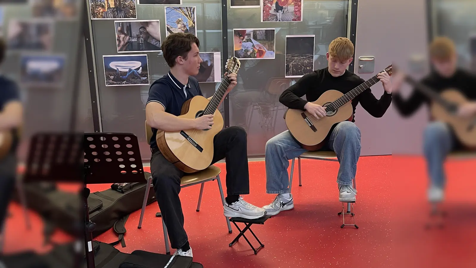 Felix und Adrian aus der Q11 begeisterten die Zuhörer mit ihrem Gitarrenspiel. (Foto: hw)