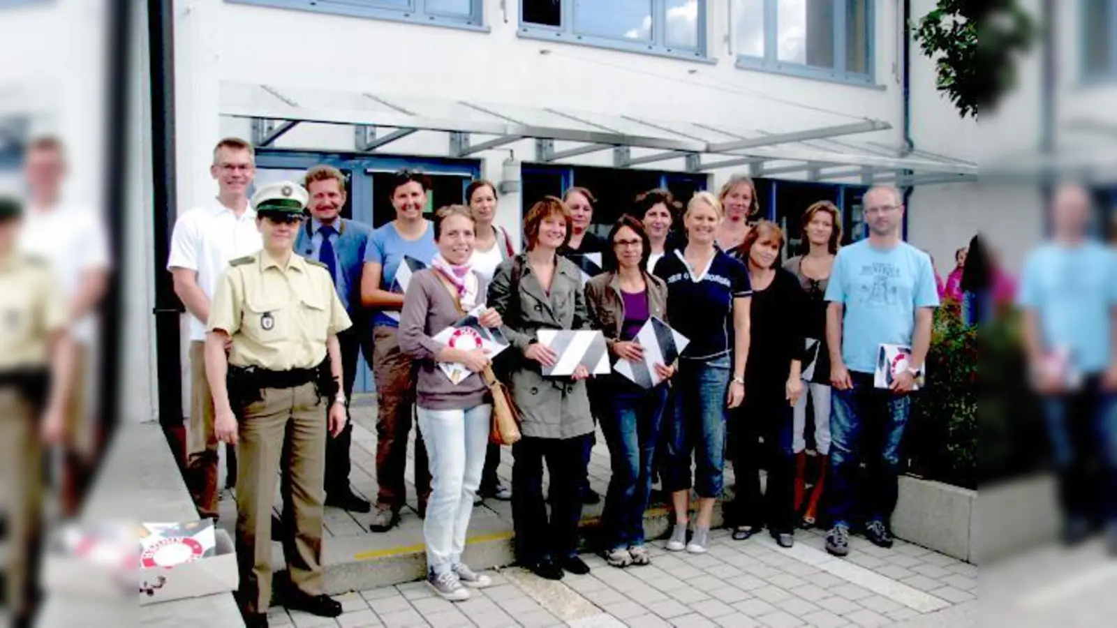 Neukeferloher Schulweghelfer und Bushelfer in Grasbrunn/Harthausen wurden eingewiesen. 	 (Foto: Privat)
