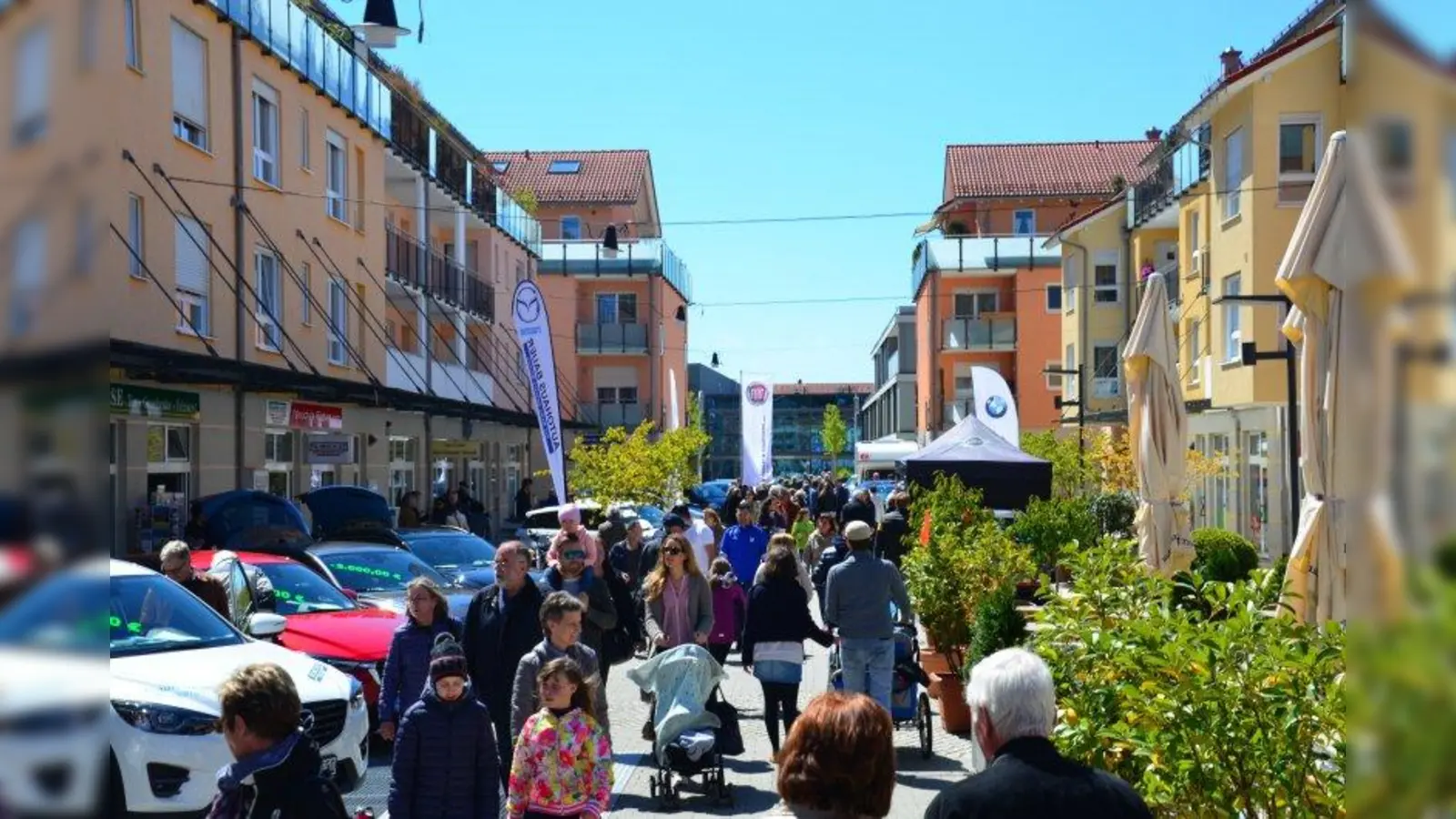 Am Marktplatz in Gilching werden wieder bei einer Autoschau die neusten Trends aus der Automobilszene präsentiert. (Foto: Archiv)