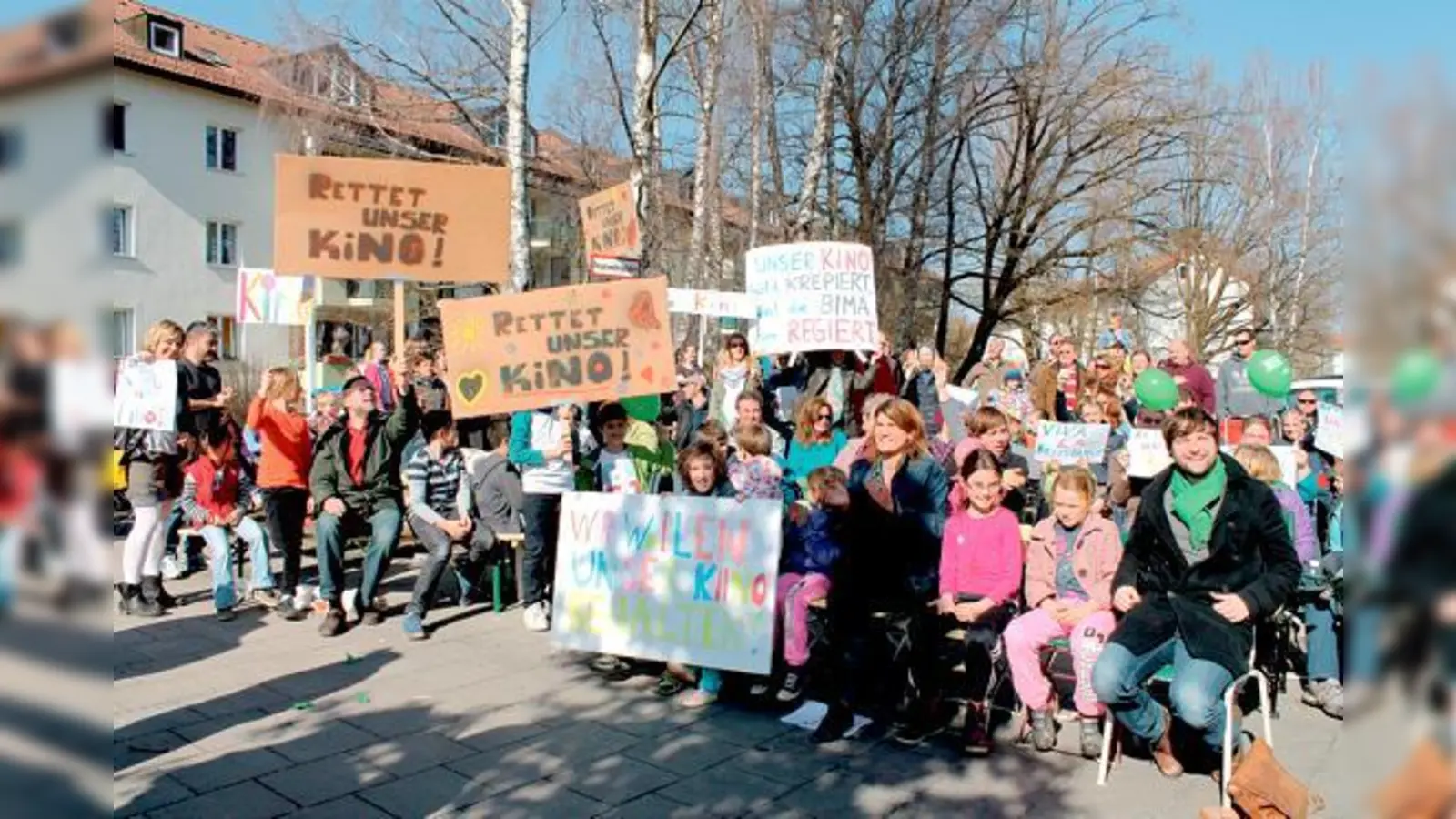 Grünen-Abgeordnete Claudia Stamm (Mitte vorne) und Stadtratskandidat und München GrünenChef Sebastian Weisenburger (vorne rechts). (Foto: privat)