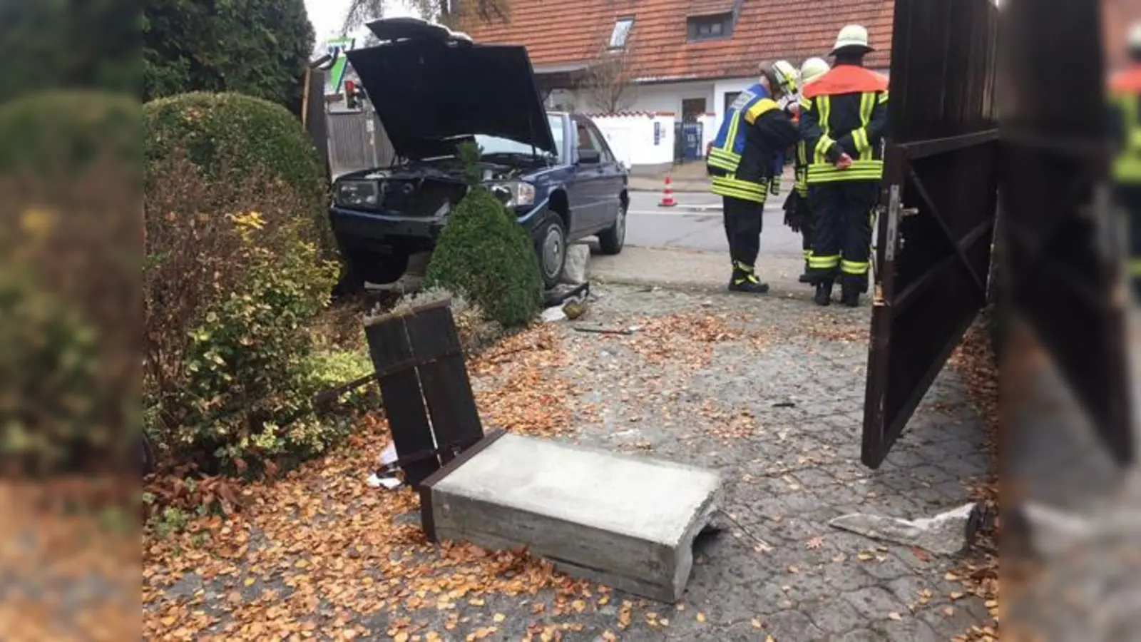 Ein 18-jähriger Autofahrer verlor die Kontrolle über sein Auto und blieb damit an einer kleinen Mauer hängen.  (Foto: FFW Neubiberg)