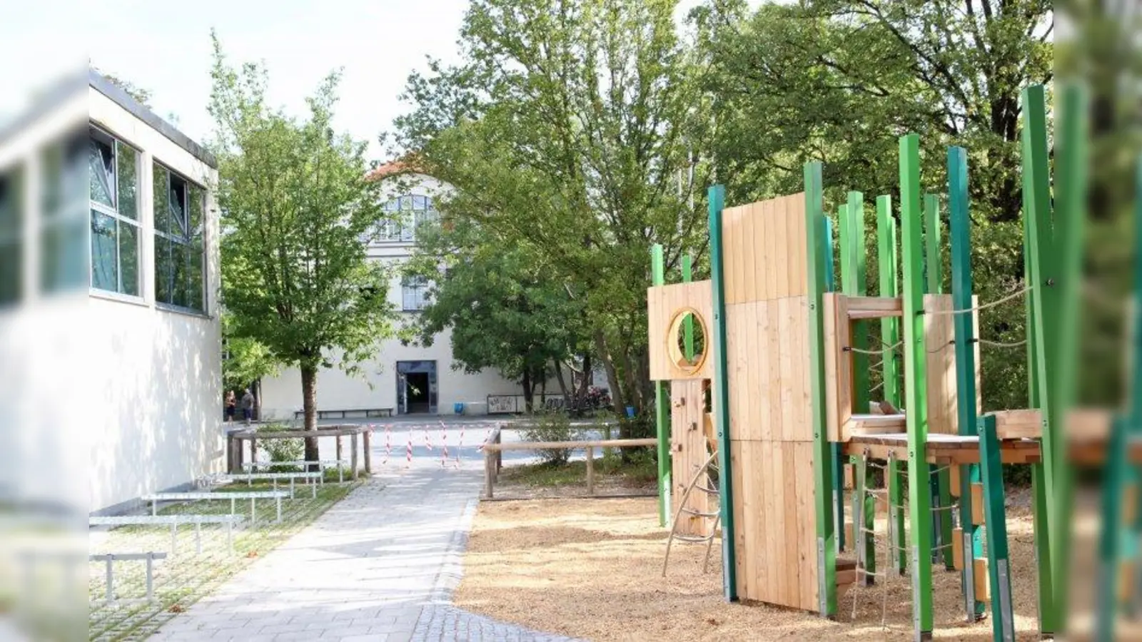 Spiellandschaft und sicherer Rollerpark: Die Oselkinder können sich über einen neugestalteten Pausenhof freuen. Die Vorschläge dazu haben sie selbst gemacht. (Foto: us)