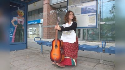 Lilly ist ein neunjähriges Mädchen. Mit ihrem Bus fährt sie in ihrer Fantasie in alle möglichen Länder, in der Realität kommt sie nicht aus München weg. (Foto: privat)