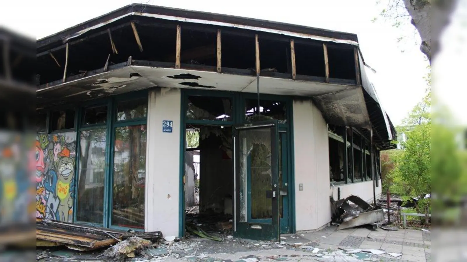 Wo jetzt noch die Reste des nach einem Brand völlig zerstörten Kulturpavillons stehen, soll möglichst schnell das neue Alten- und Service-Zentrum gebaut werden (Foto: sb)