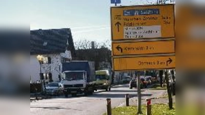 Trauriger Alltag in Aschheim: Fast im Sekundentakt rauscht der Schwerlastverkehr durch die Ortschaft auf der mautfreien Bundesstraße B 471.  (Foto: ba)