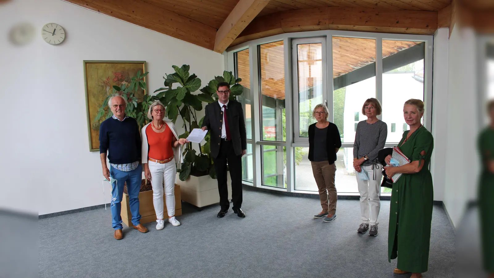 Dr. Fritjof Schmidt-Hoensdorf, Ursula Schmidt-Hoensdorf, Landrat Martin Bayerstorfer, Frau Foh, Lydia Eiglsperger und Bettina Meindl (v. li.). (Foto: LRA Erding)