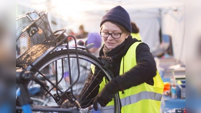 Bei der Aktion „Münchner Radlleuchten“ werden Radler auf dem Odeonsplatz über Fahrradbeleuchtung, Sichtbarkeit und Sicherheit aufgeklärt. (Foto: Radlhauptstadt München, Gleb Polovnykov)