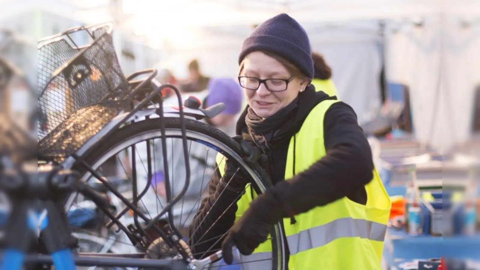 Bei der Aktion „Münchner Radlleuchten“ werden Radler auf dem Odeonsplatz über Fahrradbeleuchtung, Sichtbarkeit und Sicherheit aufgeklärt. (Foto: Radlhauptstadt München, Gleb Polovnykov)
