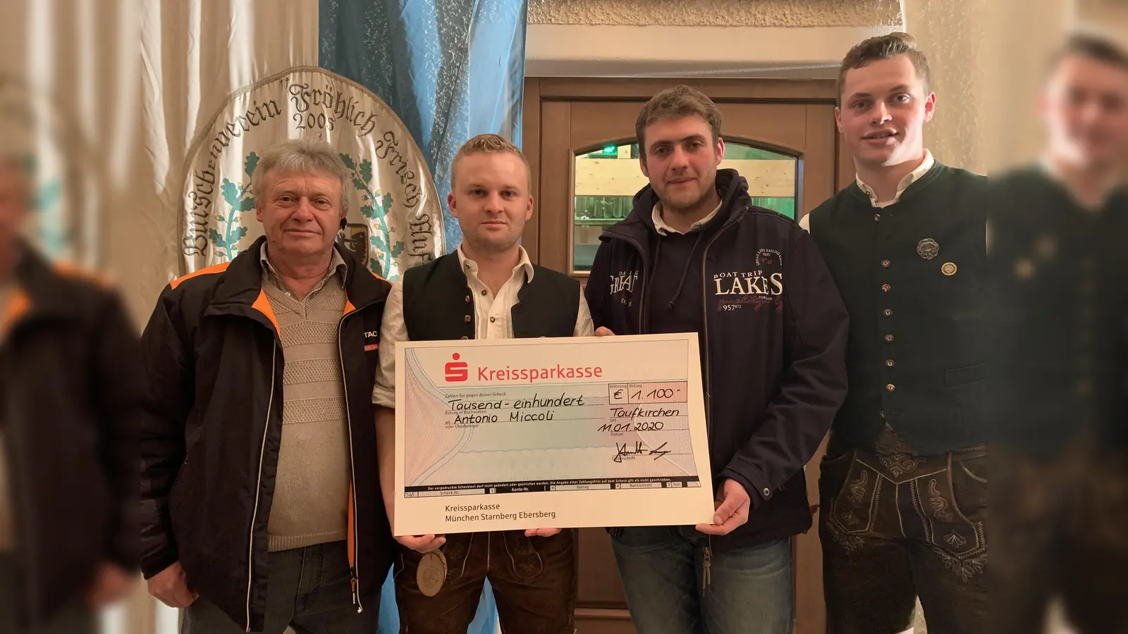 Der Burschenverein Taufkirchen hat gemeinsam mit der Firma Domenico Longo Gartenbaubetrieb 1.100 Euro an einen schwerkranken Taufkirchner gespendet.  (Foto: Privat)