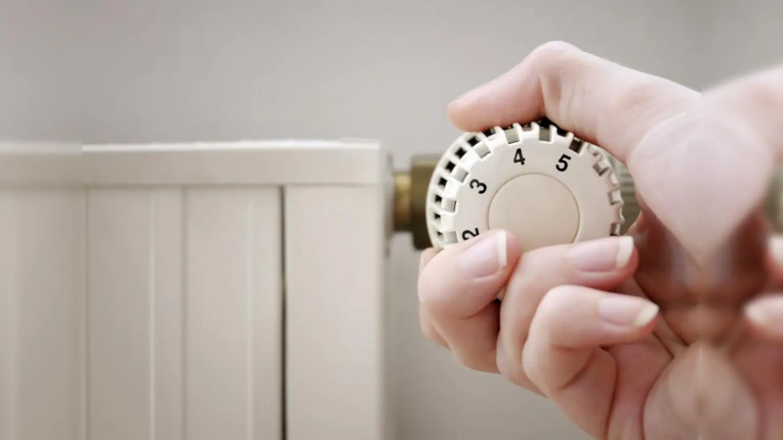 Die hohen Energiekosten zeigen Wirkung: Die Mehrheit der Deutschen stellt einer Umfrage zufolge die Heizung inzwischen nur noch mäßig warm ein und zieht sich lieber dicker an. (Foto: photos.com)