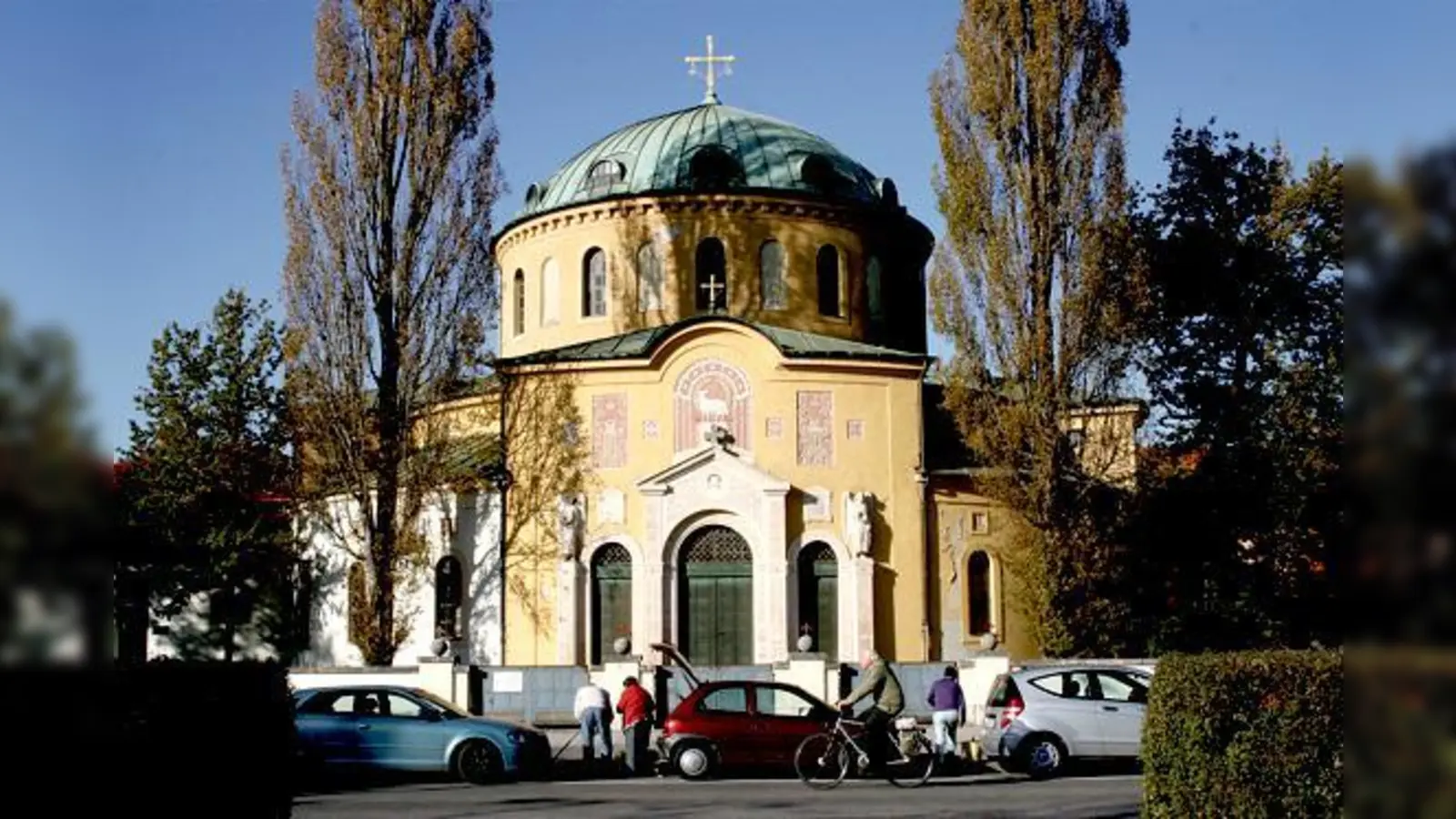Die denkmalgeschützten Gebäude am Haupteingang des Westfriedhofs an der Baldurstraße sind sanierungsbedürftig.	 (Foto: ws)