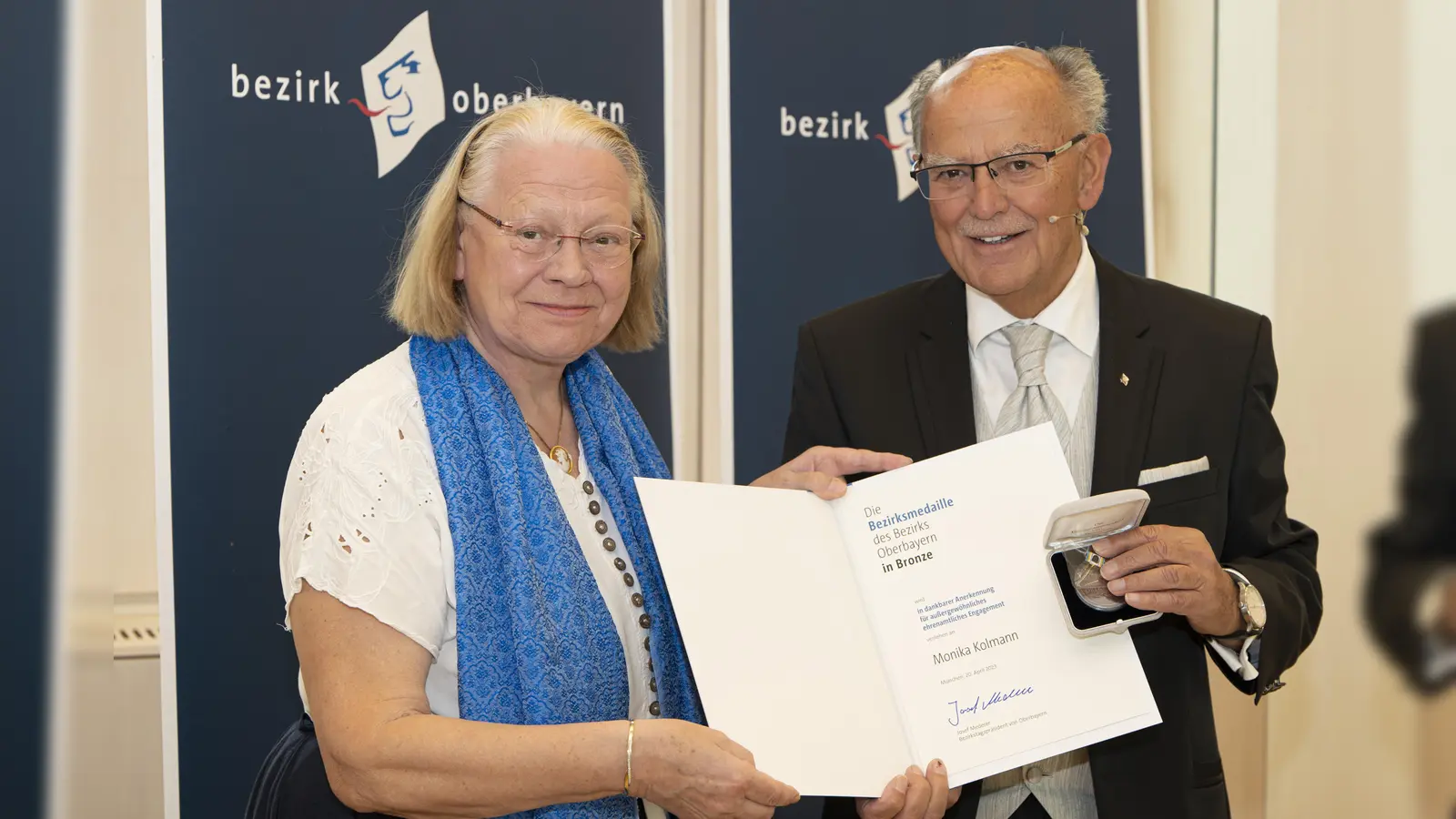 Verleihung der Bezirksmedaille: Bezirkstagspräsident Josef Mederer ehrt Monika Kolmann (Foto: Bezirk Oberbayern)