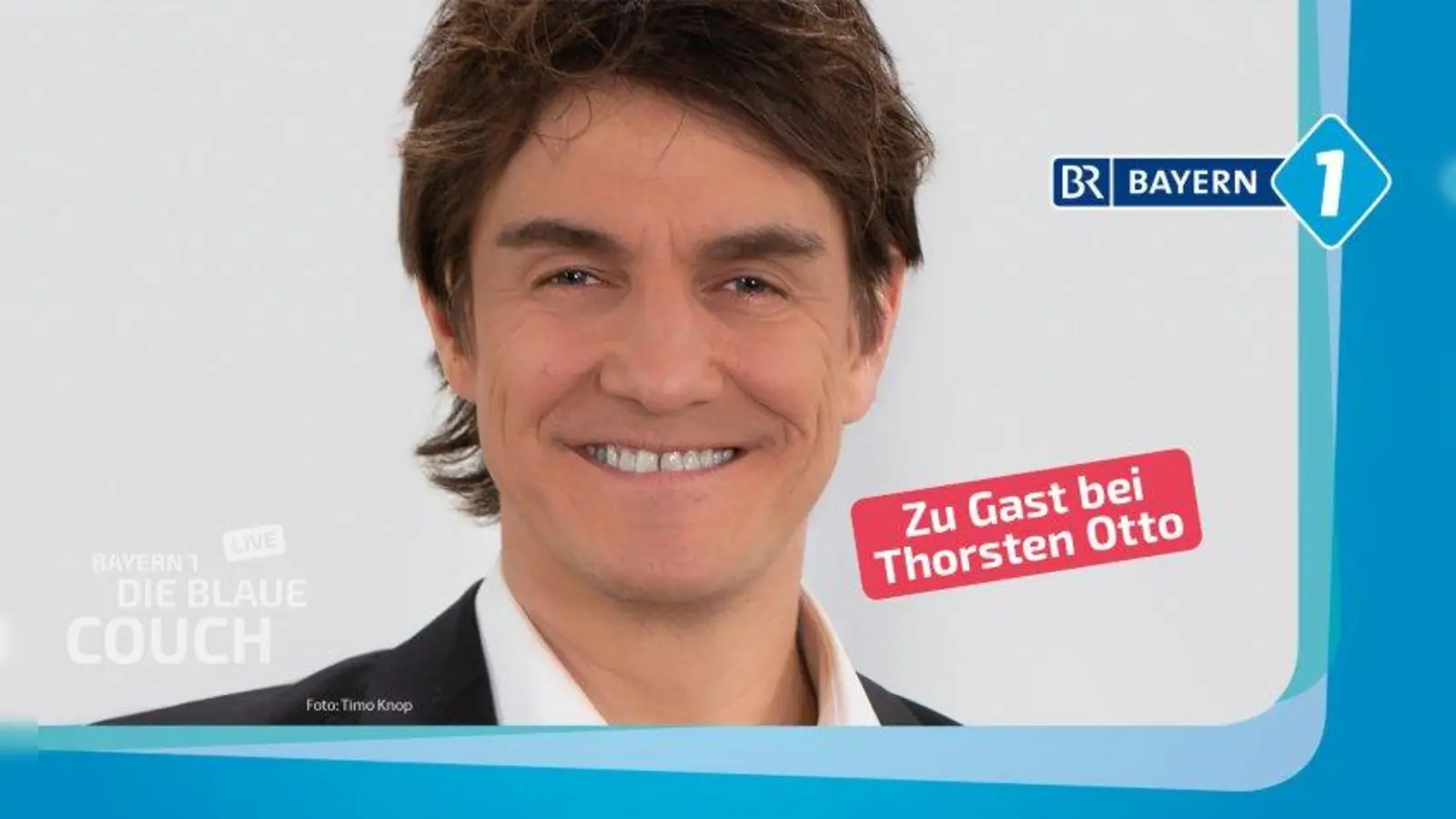 Star-Komiker gibt Auskunft: Matze Knop nimmt auf der Blauen Couch von Bayern 1 Platz - in Germering. (Foto: Timo Knop)