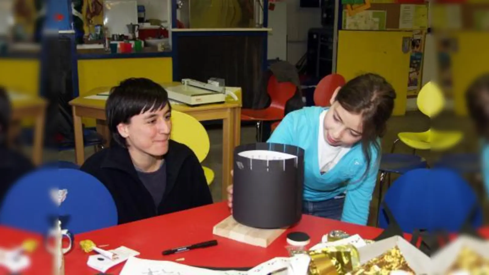 Vor dem Dreh gab es bereits Vorarbeiten rund um das Thema „Kino“: So hat Spielpädagogin „azzle“ (links) bereits mit etlichen Kindern Daumenkinos gebastelt und hier testet sie gemeinsam mit Emma eine Bildertrommel. (Foto: Eva Schraft)