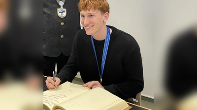 Hier SpVgg-Torwart Konstantin Heide beim Eintrag ins Goldene Buch der Gemeinde Unterhaching. Jetzt wechselt der erfolgreiche junge Spieler nach Berlin, zu Hertha BSC. (Foto: hw)
