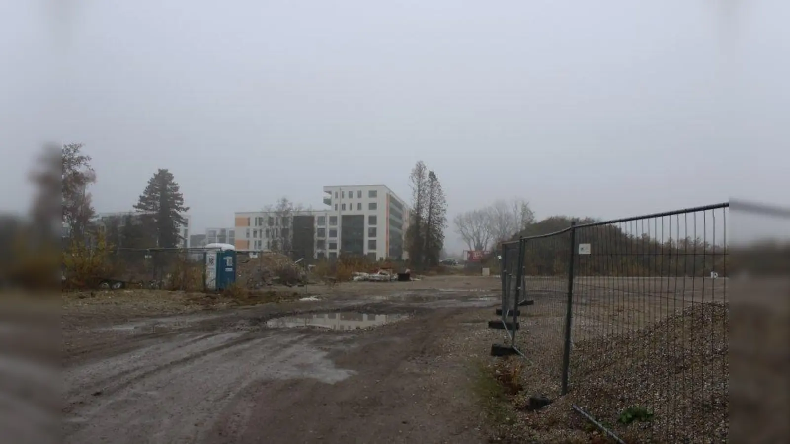 Tristes Gelände in Karlsfeld-West: auf dem Gebiet entlang der Bayernwerkstraße werden vorerst keine Einkaufsmöglichkeiten entstehen; im Hintergrund das „Betreute Wohnen”. (Foto: sb)