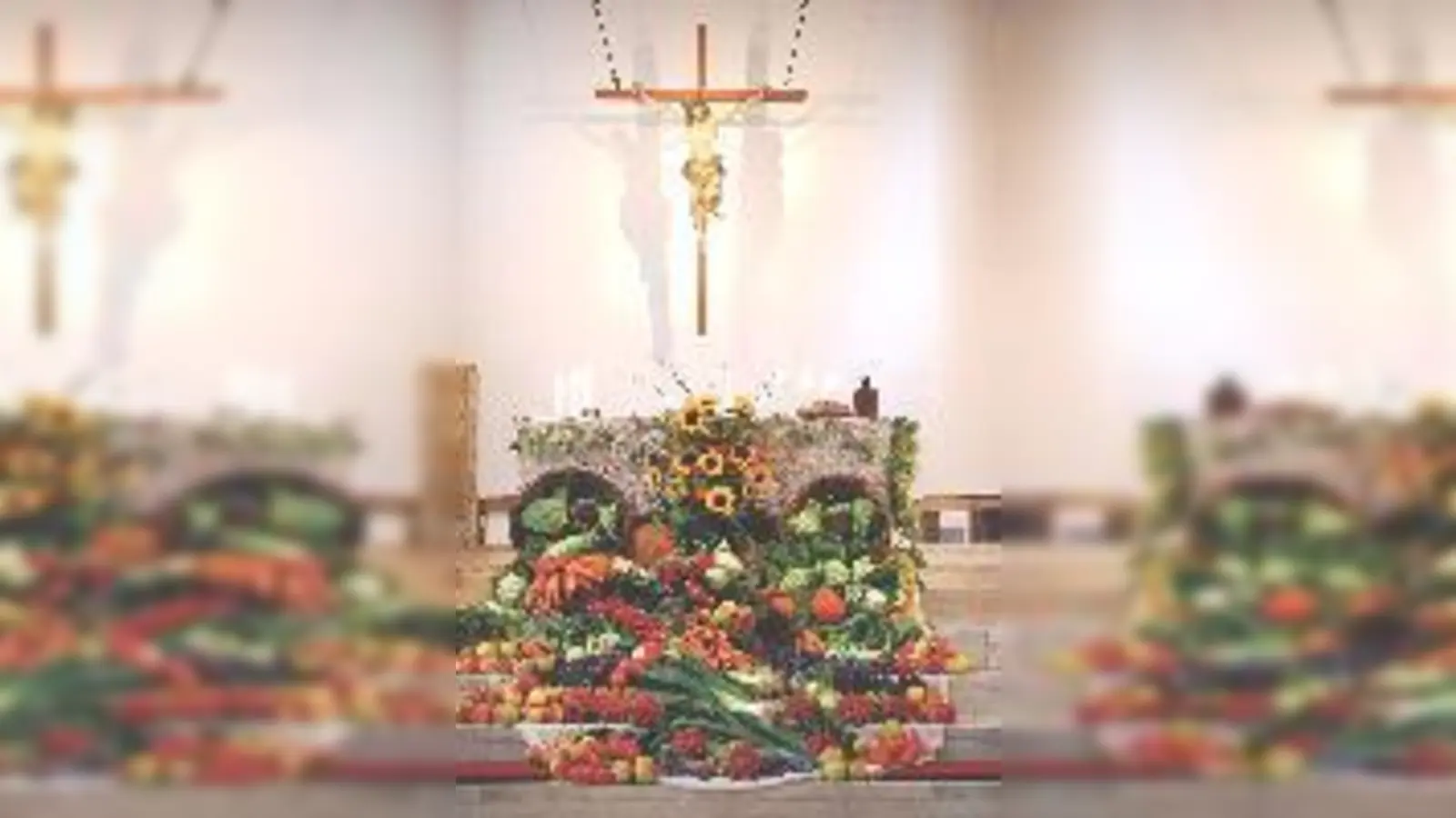 Die Altäre werde mit Gemüse, Getreide, Obst und einem Erntedankbrot geschmückt.	 (Foto: Privat)
