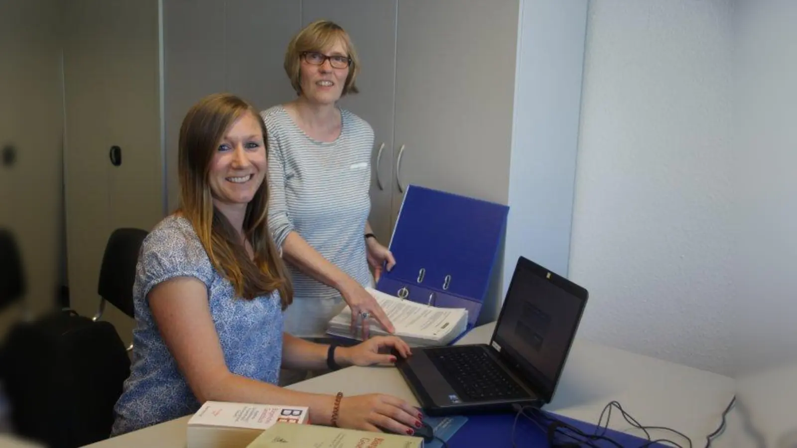 Verbraucherexpertin Laura Schneider und Energieberaterin Gisela Kienzle informieren in der Germeringer Verbraucherzentrale. (Foto: Fridolin Hesse)