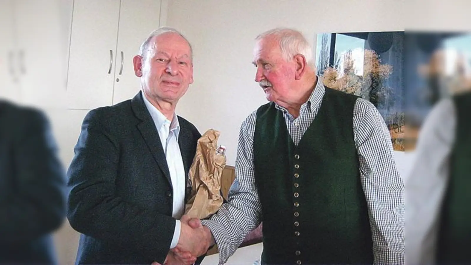 Der neue Vorsitzende Hermann Breitenberger (rechts) dankte seinem Vorgänger Karlheinz Jacobs.	 (Foto: Verein)