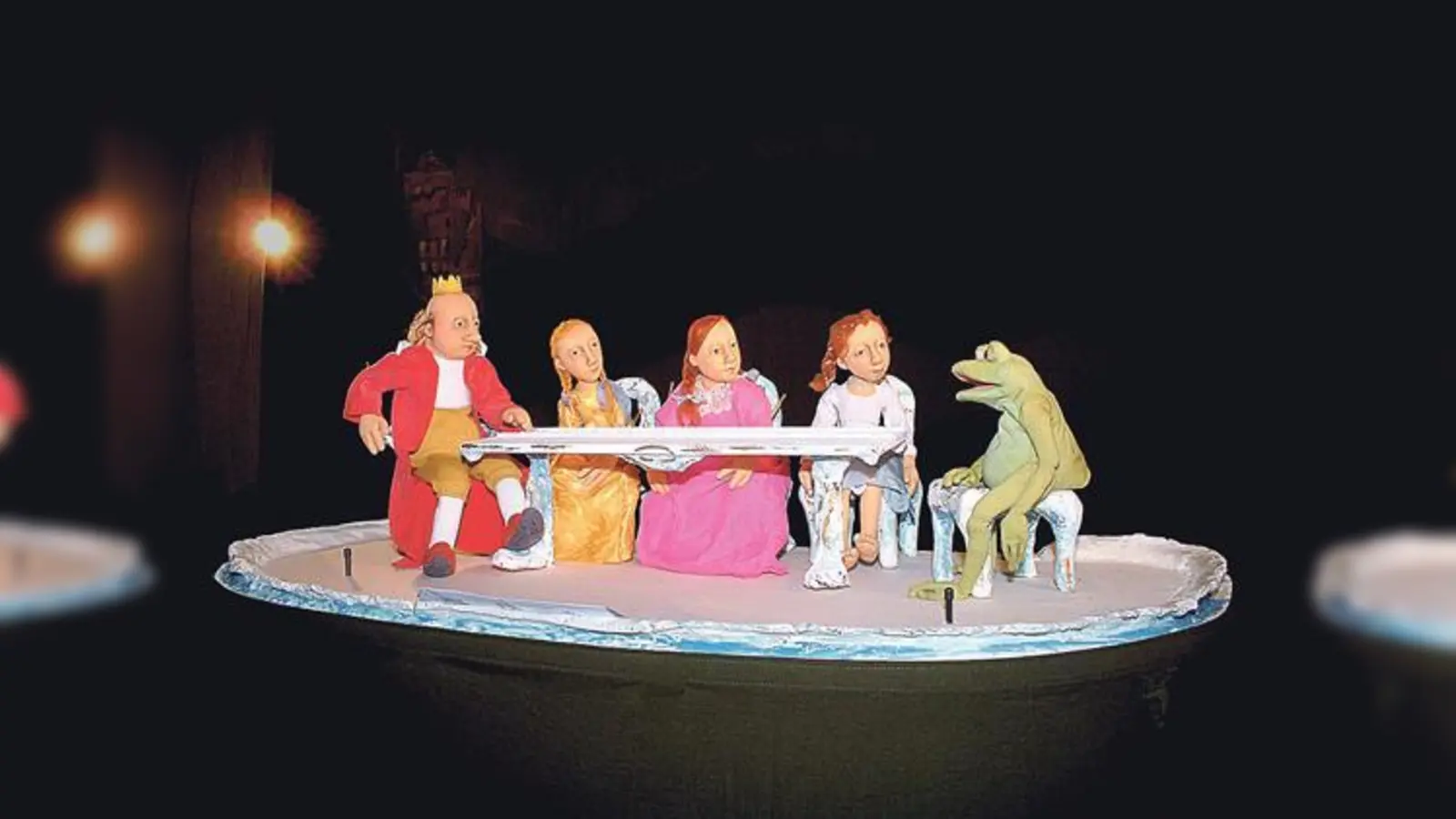 Sehenswert: Das bekannte Märchen vom Froschkönig als  Miniaturentheater mit Stofffiguren.	 (Foto: VA)