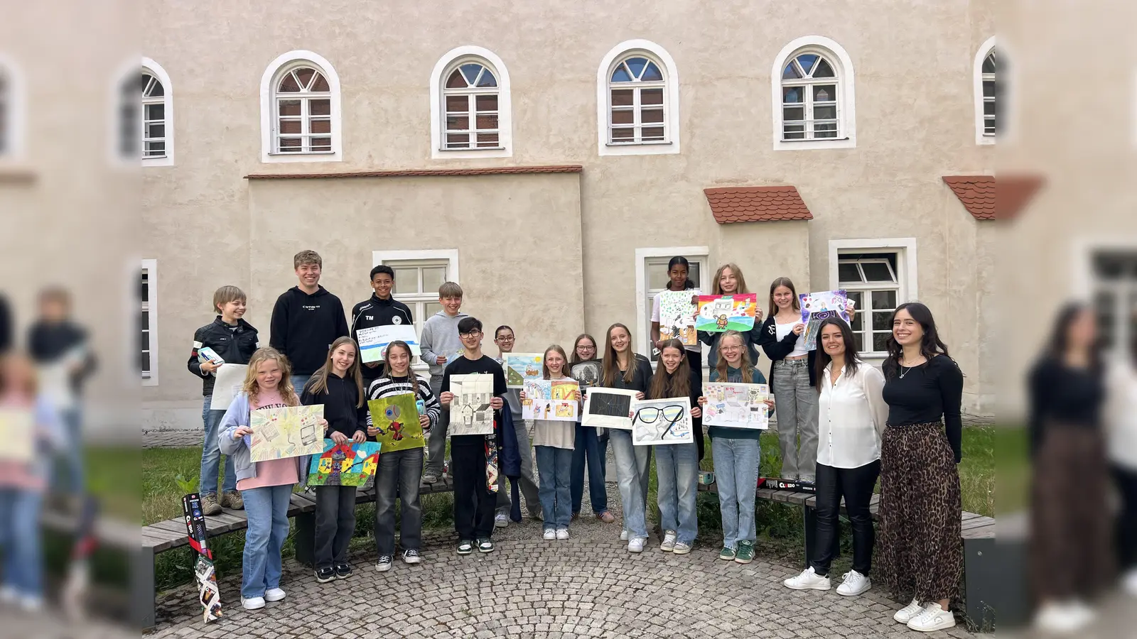 Die Klassensieger der Realschule Markt Indersdorf mit den VR-Mitarbeiterinnen Jasmin Westermeier und Sophie Leitl (rechts)  (Foto: VR Bank Dachau)