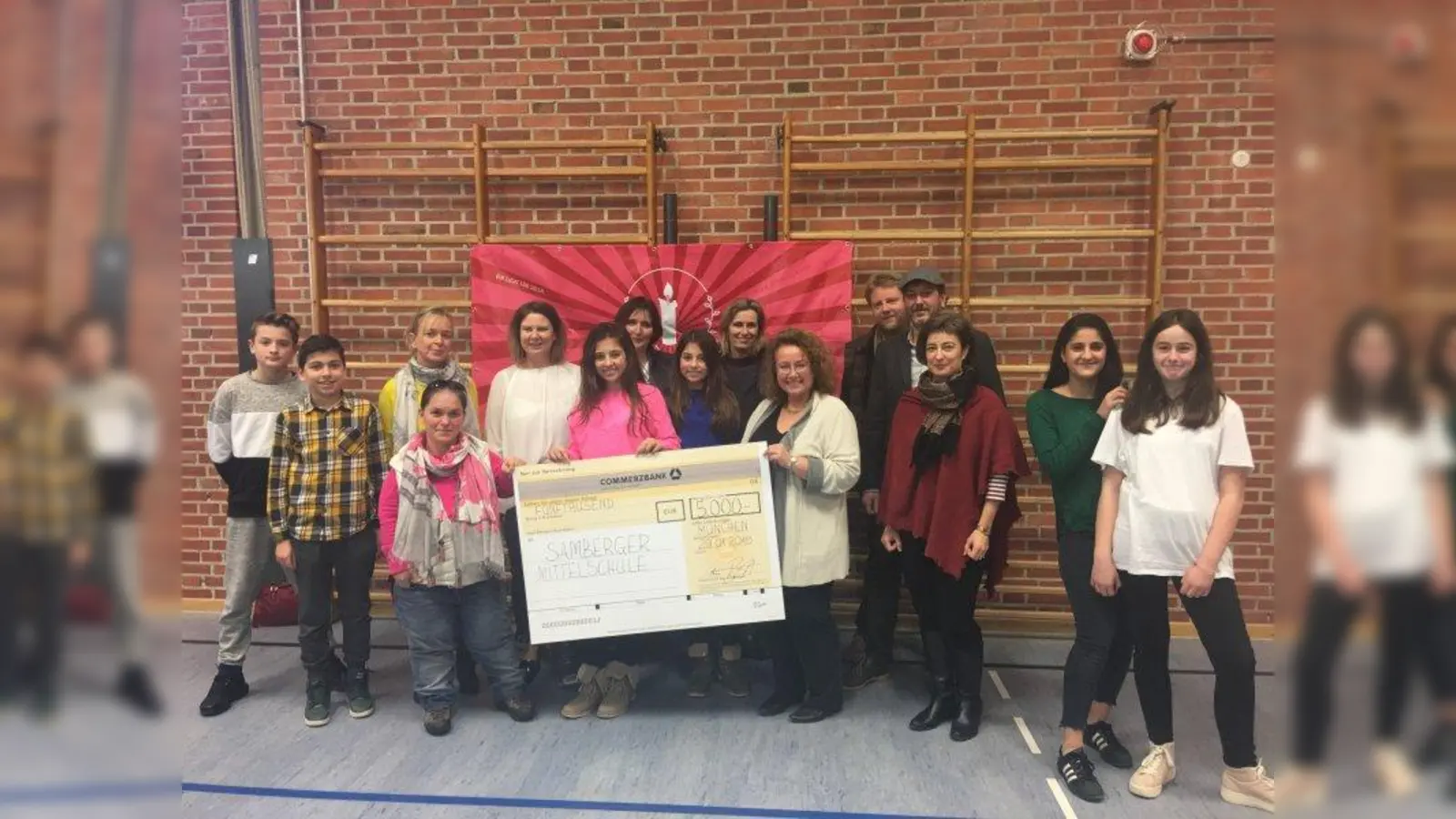 Die Schüler übergaben ihren 5.000-Euro-Scheck zusammen mit Schulleiterin Sabine Sattler und Bezirksrätin Beate Meyer (beide vorne). (Foto: Schule)