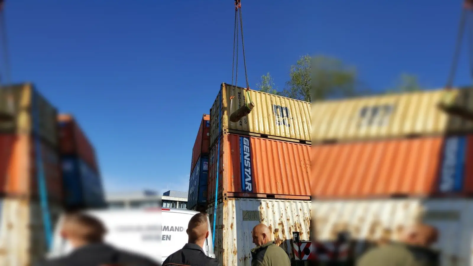 Abtransport der Fünf-Zentner-Bombe über die Seecontainer, die zum Schutz vor Splittern um den Fundort aufgestellt worden waren. (Foto: Gemeinde Pullach)