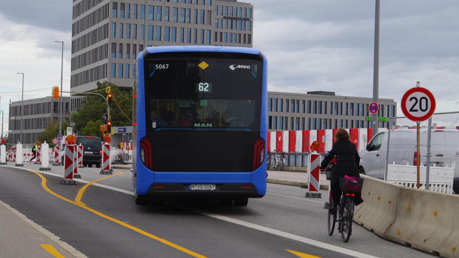 Stehend auf den Bus warten | Wochenanzeiger