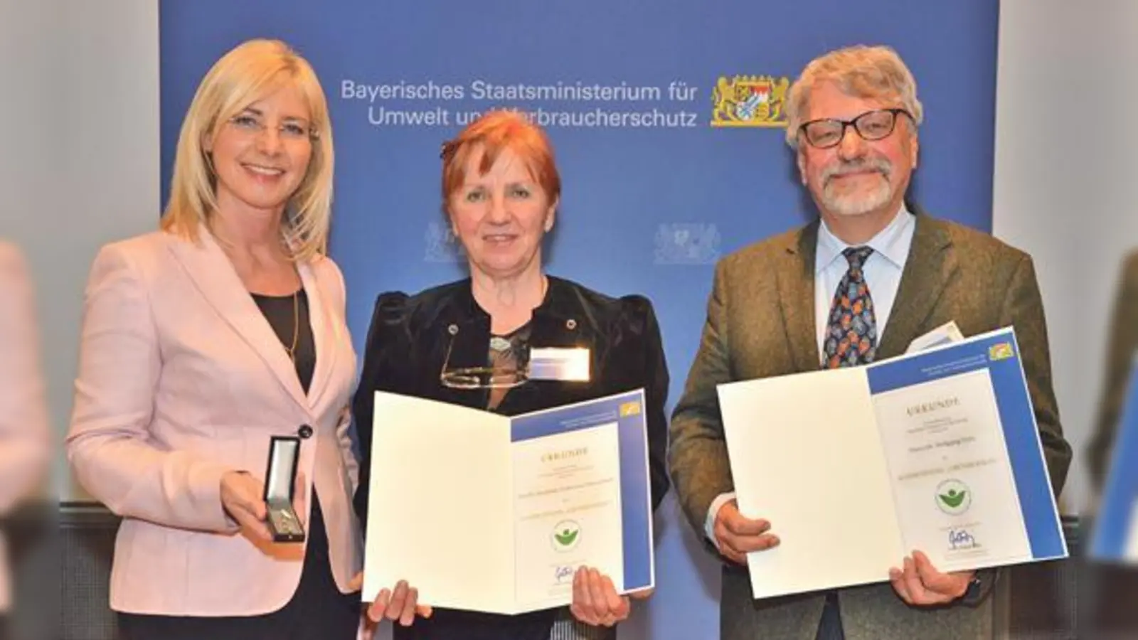 Die Bayerische Umweltministerin Ulrike Scharf zeichnete das Führungsduo der Lokalen Agenda 21 Garching, Vesselinka Varbanova Petrova-Koch  und Wolfgang Ochs, aus.	 (Foto: StMUV)