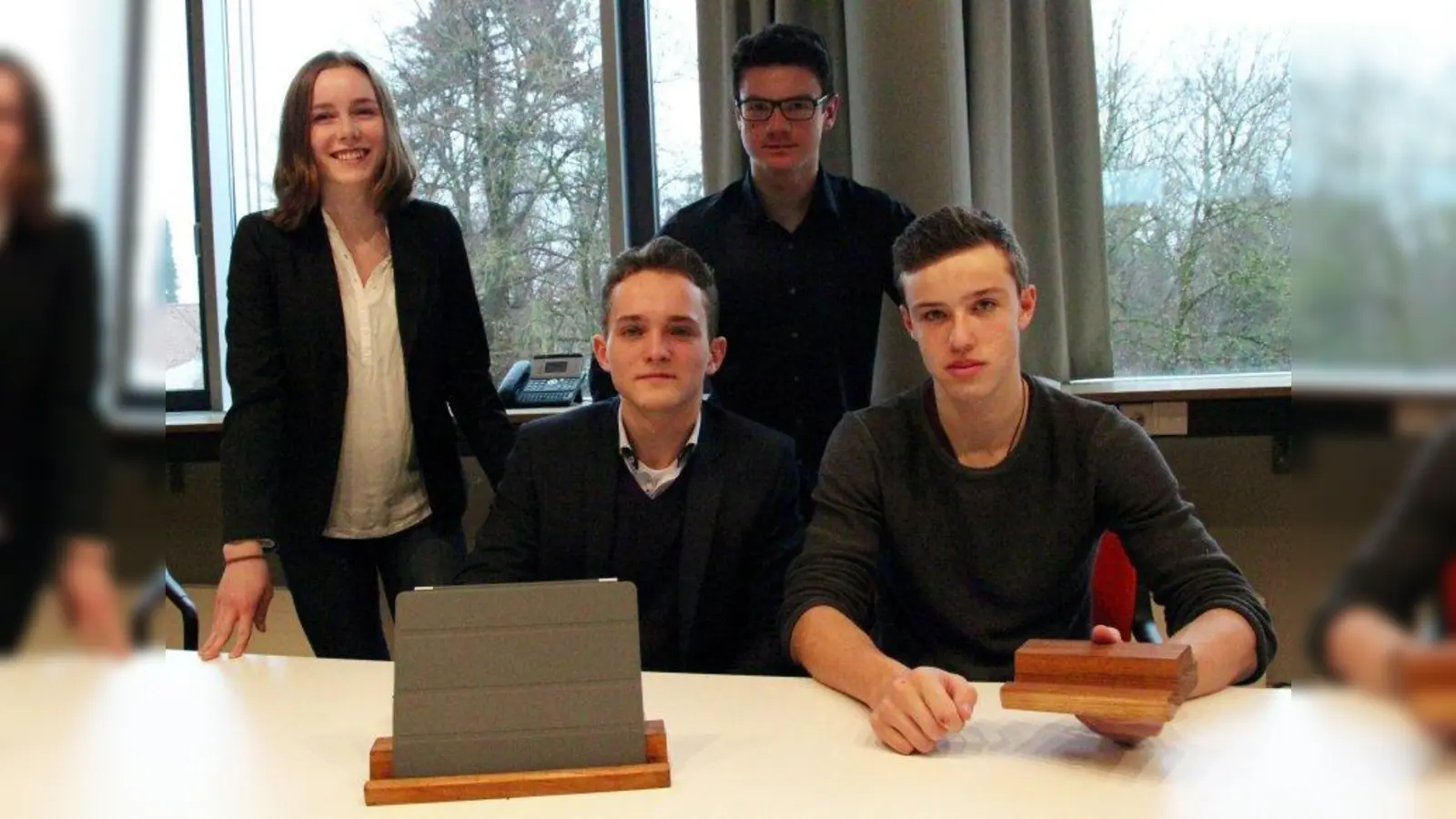 17 Elftklässler des Feodor-Lynen-Gymnasiums bilden die Schülerfirma „Timber &amp; Techs”. Anna Wimbauer, Konstantin Scheurer, Jannis Hickisch und Robin Pilsl (von links) gehören dazu. Sie präsentierten ihre Idee im Planegger Rathaus und warben um Beteiligung - mit Erfolg, Bürgermeister Heinrich Hofmann beteiligte sich gern. (Foto: us)