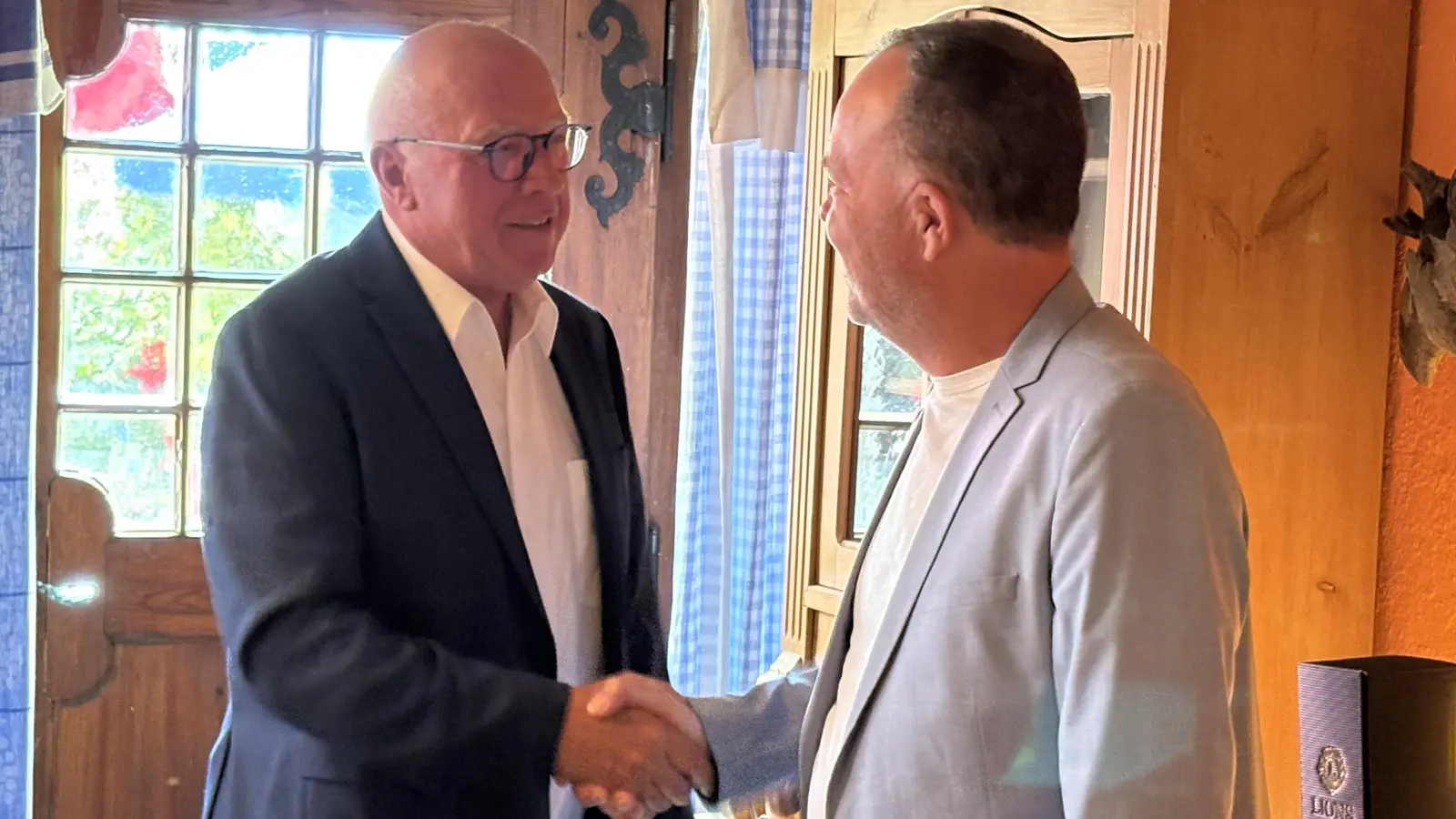 Ämterübergabe beim Altwirt in Faistenhaar: Manfred Schachermayer (links), scheidender Präsident des Lionsclubs Aschheim, und Wolfgang Frank, der neue Präsident im Clubjahr 2025/26. (Foto: Lionsclub Aschheim Herzog Tassilo III.)