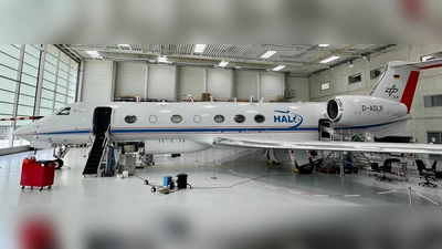 Die „Halo” wird im Hangar am DLR-Standort Oberpfaffenhofen für die Messflüge vorbereitet.  (Foto: DLR)