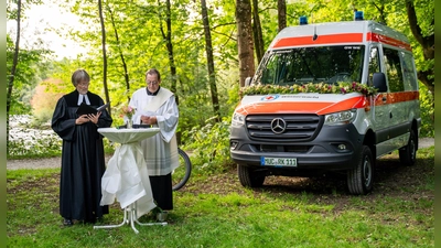  Pfarrer Ralf Honig (links) von der Gethsemanekirche und Diakon Michael Götz von der Pfarrei Maria Thalkirchen segneten das neue Einsatzfahrzeug der Wasserwacht. (Foto: Andrea Kurz)