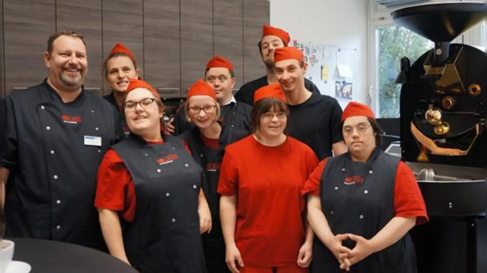 Röster Stefan Mancassola und sein Team in der neu eröffneten Kaffeerösterei in der Lebenshilfewerkstatt Putzbrunn. Ab sofort kann man dort auch Kaffee kaufen. (Foto: hw)