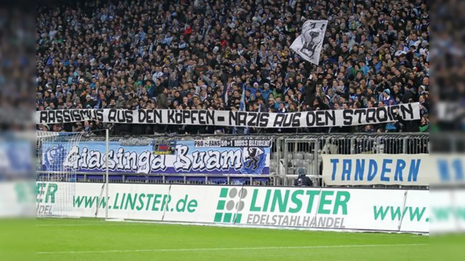 Löwenfans beziehen im Fußball unmissverständlich Stellung.  (Foto: A.Wild)